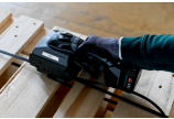 Compact, puissant et fiable, cet appareil est parfait pour les travaux quotidiens de cerclage lors de l'expédition de marchandises légères à moyennement lourdes.