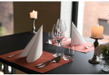 Serviettes blanches élégantes pour une table joliment dressée 