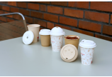 CONSEIL: Transportez plusieurs gobelets pour boissons chaudes, dosettes de sucre et bâtonnets mélangeurs en toute sécurité et confortablement grâce à notre porte-gobelet en carton, pour deux ou quatre gobelets.