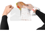 Emballé en un tour de main! Placez le sandwich sur le papier du Snack-Bag, ...
