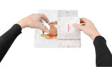 ... enroulez et fermez le sachet avec le point adhésif.