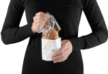 Pour savourer le sandwich sans miettes et sans se salir les doigts en déplacement: le film à bande de vision se retire facilement