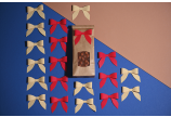 Emballage cadeau avec nœud décoratif, collé  fixé par un point adhésif.