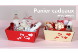 Panier cadeau avec cœurs