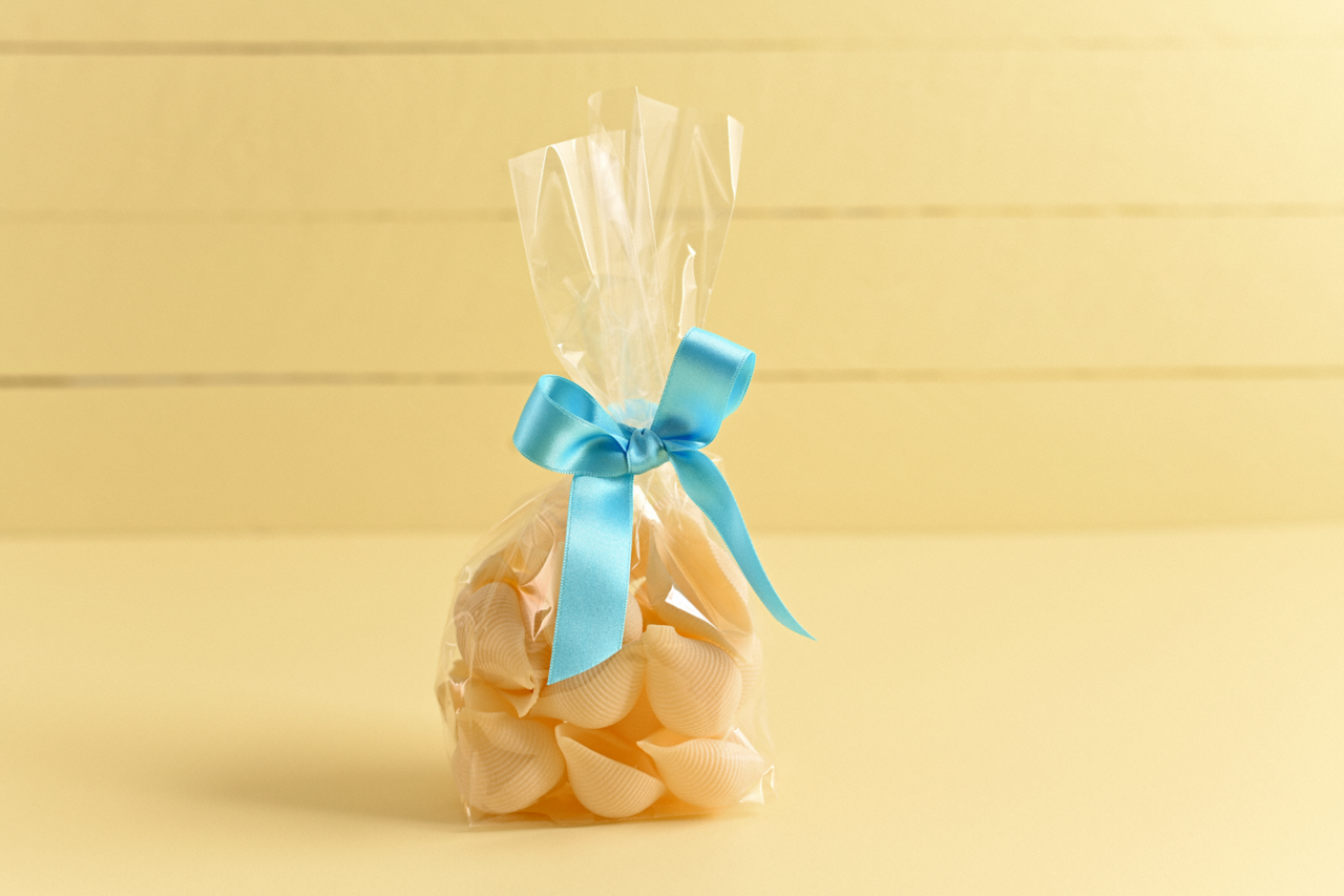 TIPP: Geschenkbänder in vielen schönen Farben finden Sie unter www.medewo.ch