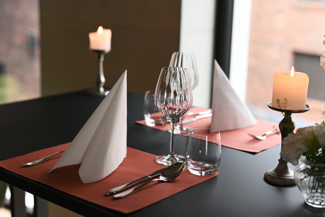 elegante, weisse Servietten für einen schön gedeckten Tisch