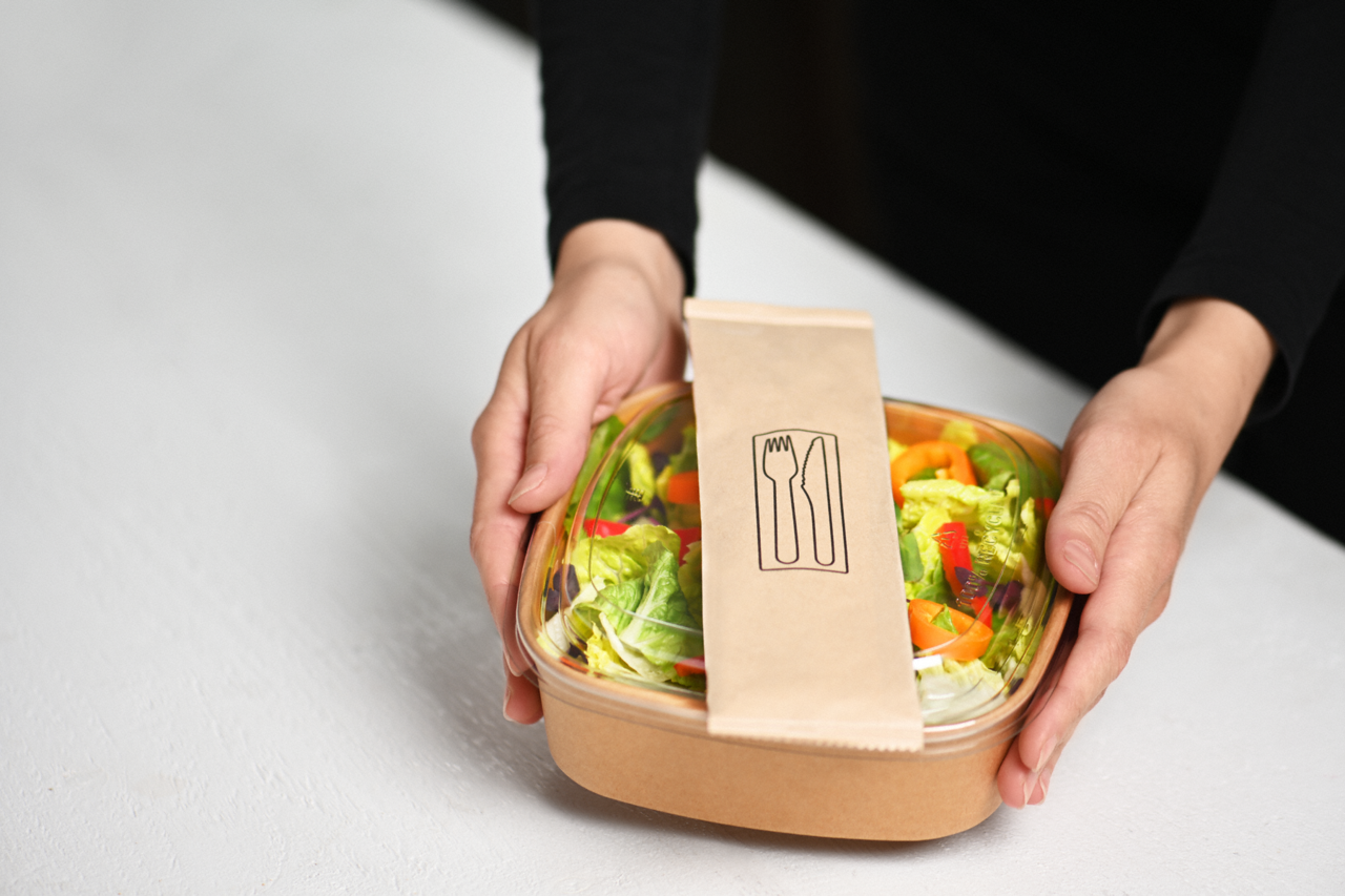 hygienisch und nachhaltig verpackt sowie ideal zum Mitnehmen – durch den Aufdruck sehen Sie und Ihre Kunden sofort, welches Besteckteil sich in der Hülle befindet 