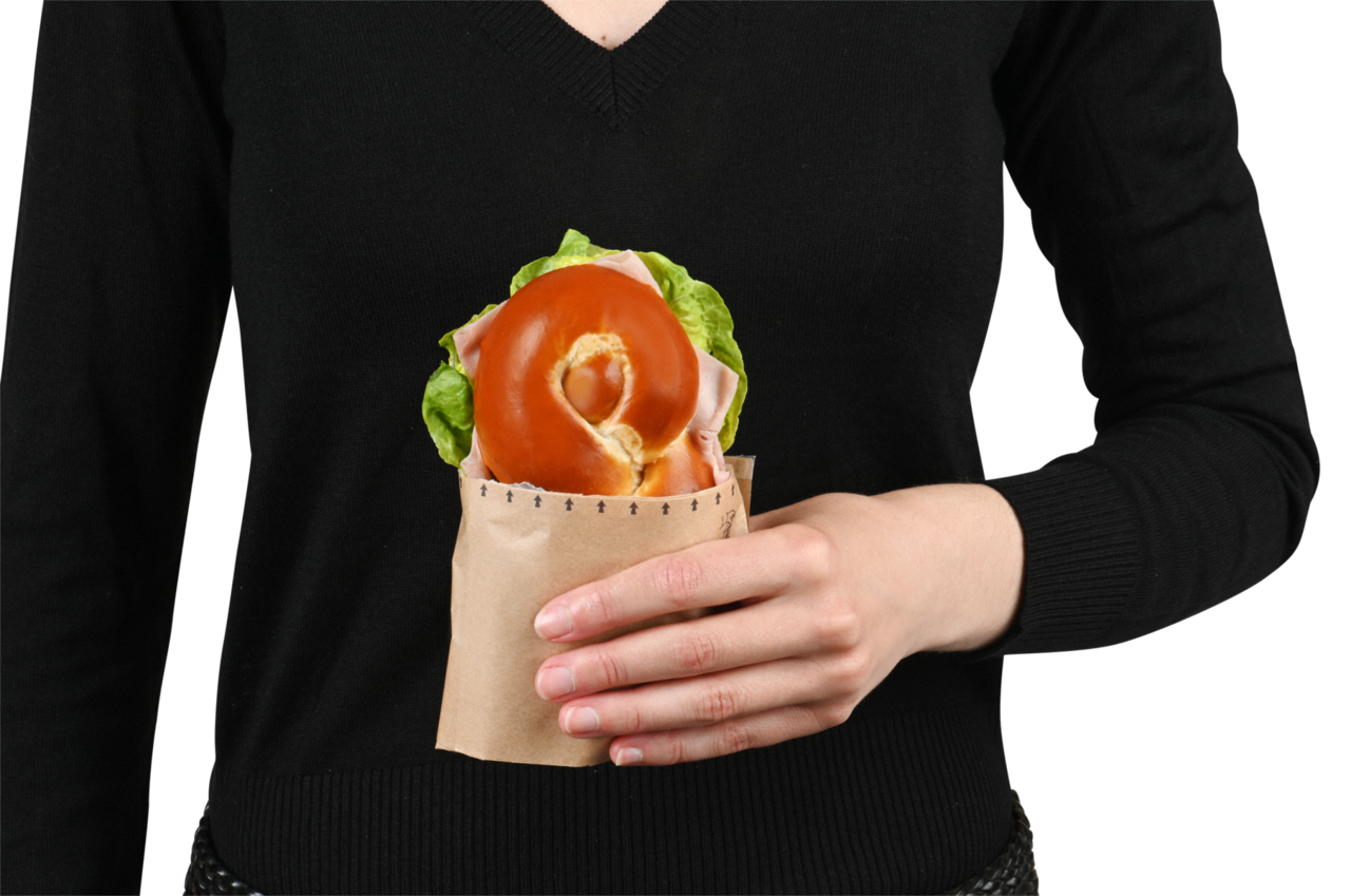 Sandwich wird direkt aus der Umhüllung gegessen.  