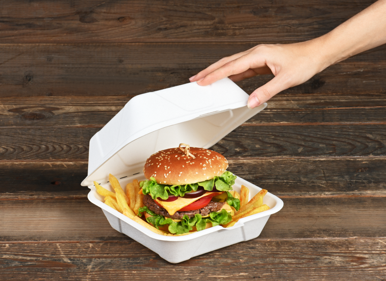 die Take-away-Box aus Bagasse lässt sich von Ihren Kunden durch den praktischen anhängenden Klappdeckel einfach öffnen und verschliessen