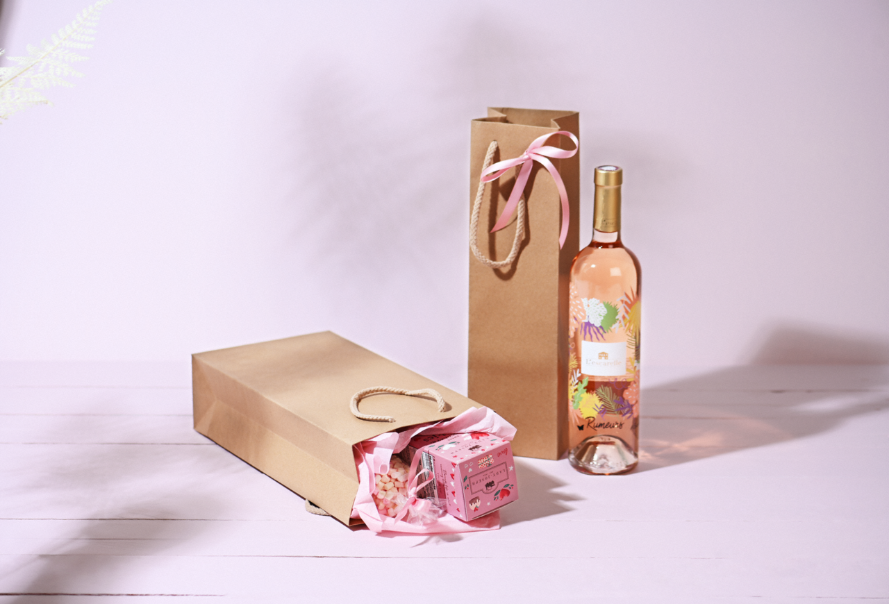 Geschenktragetasche aus Papier in verschiedenen Grössen 
