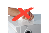 ACHTUNG! Schutzpolster stark selbstklebend! NICHT auf das Packgut kleben!