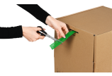 gewünschte Länge direkt aus dem Spenderkarton ziehen und mit der Schere oder dem Cutter zuschneiden