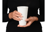 durch die Luftzirkulation zwischen den Rillen lässt sich der Kaffeebecher mit heissem Inhalt angenehm halten