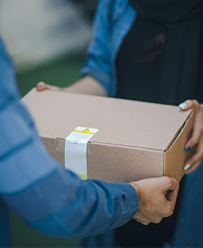 Ein Versandpaket wird überreicht