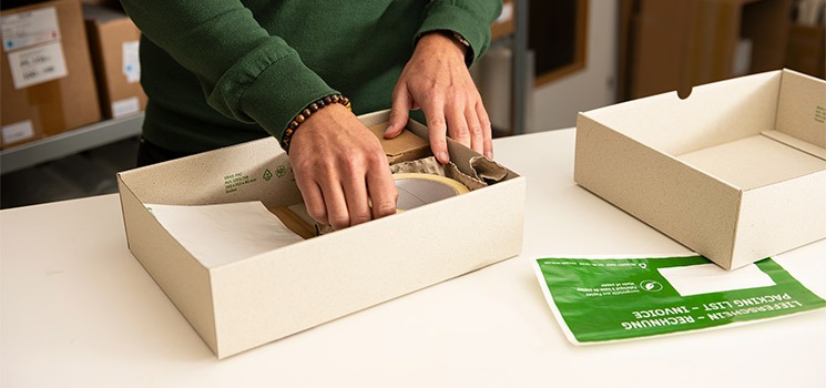 Kunde öffnet Gratis-Musterpaket von MEDEWO