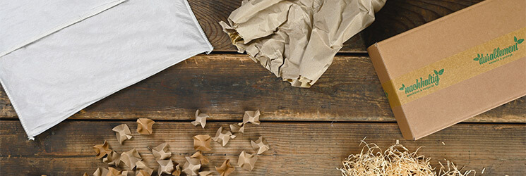 nachhaltige Verpackungen auf einem Holztisch