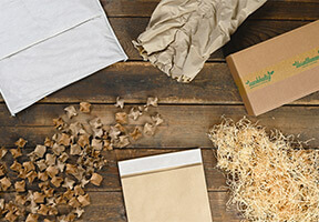 nachhaltige Verpackungen auf einem Holztisch