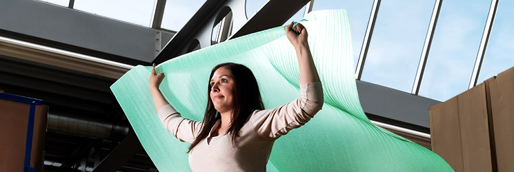 Dame mit Umhang aus recycelter Luftpolsterfolie 