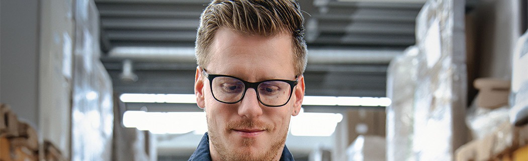 vci beutel wird von Lagermitarbeiter bef&uuml;llt 