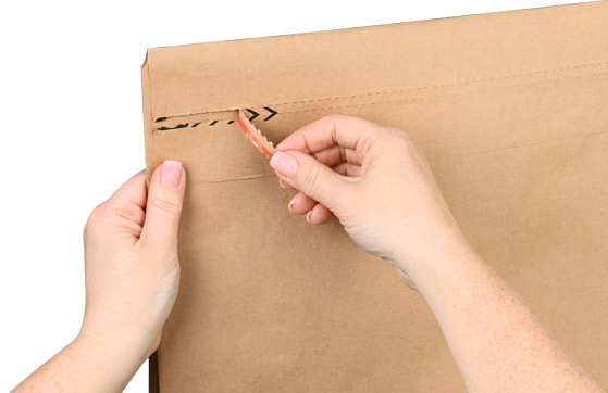 Öffnung einer Faltentasche mit Aufreißfaden