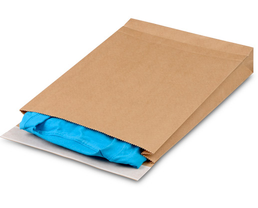 Papier Versandtasche mit T-Shirt