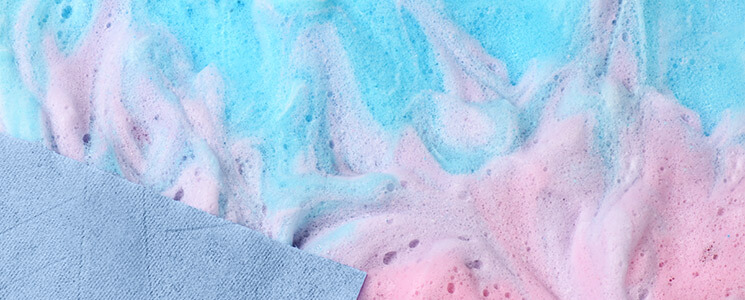 rosa und blau farbener Schaum mit Reinigungstuch