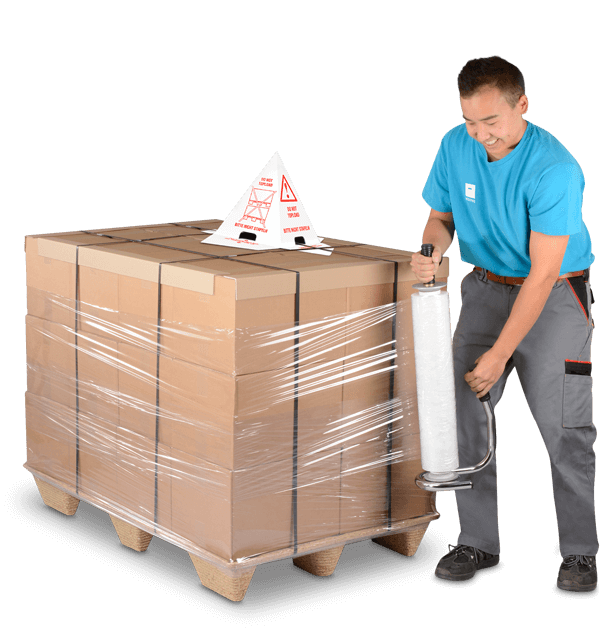 Lagerarbeiter umwickelt Palette mit Stretchfolie