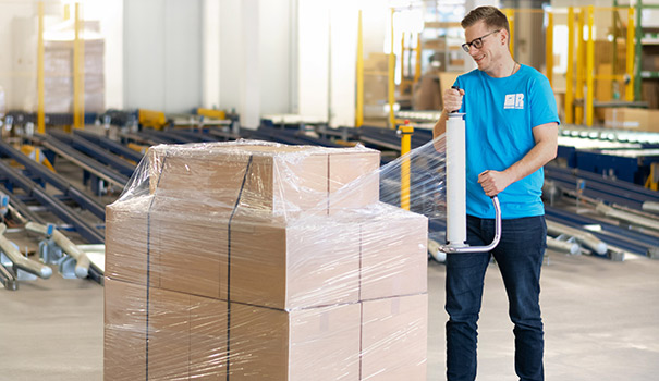 Stretchfolie über Kartons auf Palette