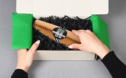 Ansprechend verpackte Ware in offener Klappschachtel