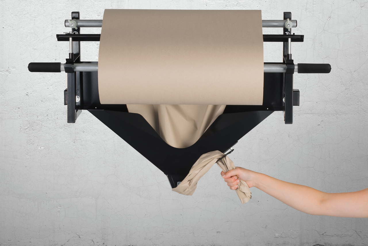 Mit der integrierten Abreißvorrichtung Papier auf die gewünschte Länge kürzen.