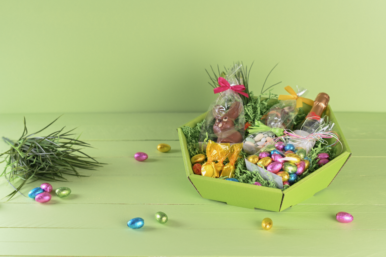 mit passendem Füllmaterial wird der leere Geschenkkorb zur geeigneten Geschenkverpackung 
