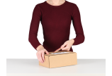 5. Empfänger der Retoure öffnet das Paket schnell und ohne Hilfsmittel einfach durch den zweiten Aufreißfaden
