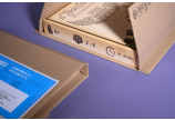  braune Buchverpackung mit umlaufendem Kantenschutz