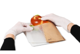 Im Handumdrehen verpackt! Sandwich auf das Snack-Blatt legen, …