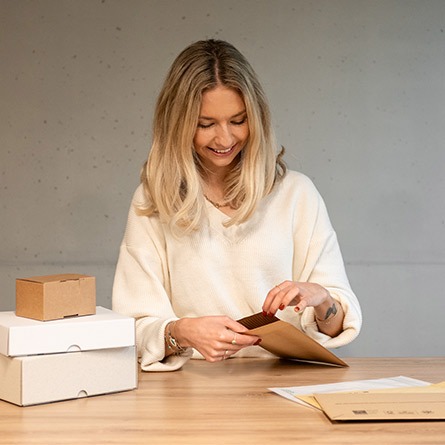 Person vergleicht Gratis-Muster von MEDEWO