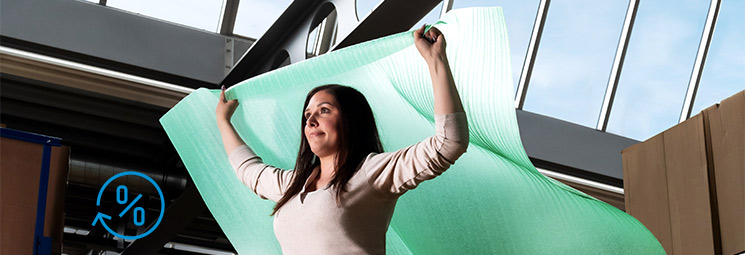 Dame mit Umhang aus recyceltem Kunststoff