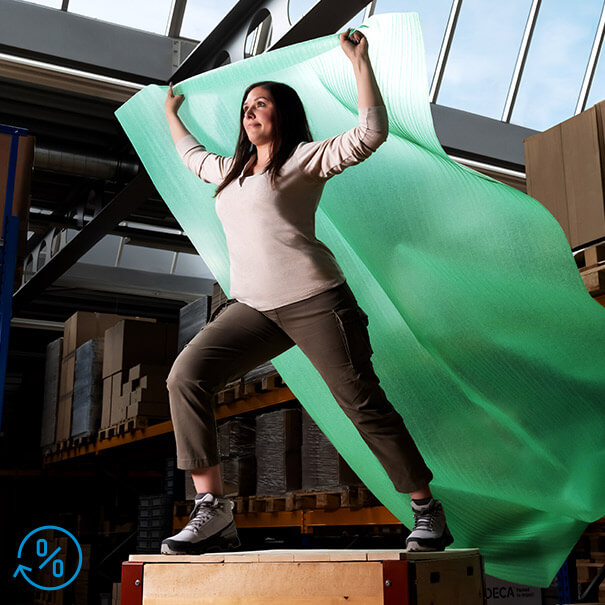 Dame mit Umhang aus recyceltem Kunststoff