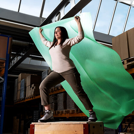 Dame mit Umhang aus recycelter Luftpolsterfolie 
