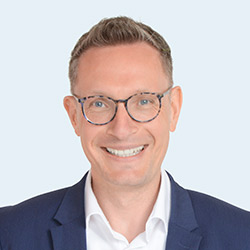 Dennis Gu&szlig;en, Country Manager 