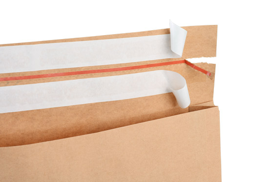 Abdeckstreifen schützt den Kleber der Faltentasche