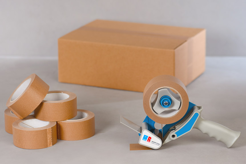 Klebebänder, Handabroller und bereits verklebtes Paket