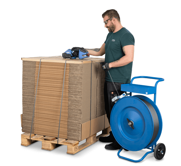 Lagerarbeiter umreift eine Palette mit Faltkartons