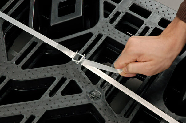 weißes Umreifungsband aus Kunststoff