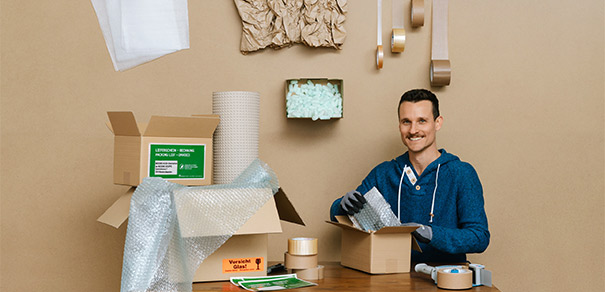 Mitarbeiter verpackt Ware für den Versand