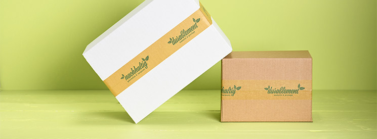 Kartons mit bedrucktem Klebeband mit der Aufschrift 