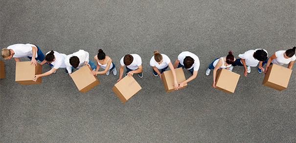 Menschenkette mit Umzugskartons