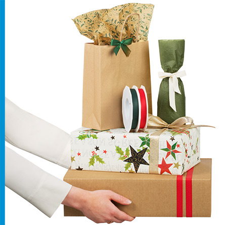 Person überreicht verpackte Geschenke